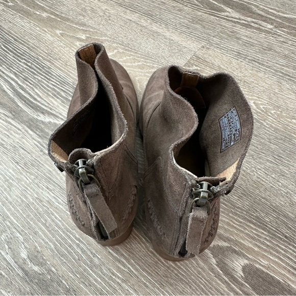 Ugg Bandara Mysterious suede ankle booties, travel friendly, cozy chic - Picture 6 of 11